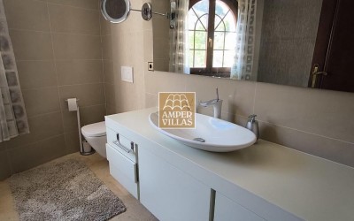 Fantástica villa con gran parcela, con privacidad y vistas al mar.